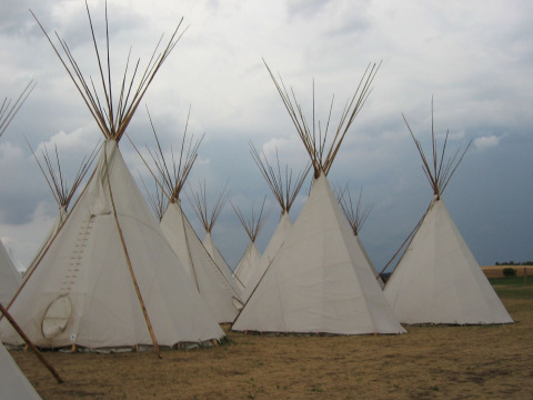 Tipis auf Camping Gieselwerder in Hessen – Komfortables Glamping-Erlebnis mit traditionellen Zelten.