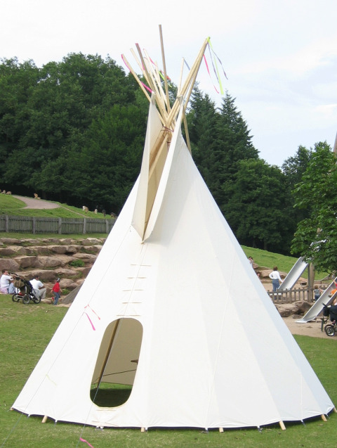 Grand tipi du Camping Gieselwerder en Hesse, entouré de verdure et de visiteurs, hébergement glamping.