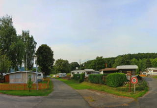 Vista panorámica de Camping Gieselwerder con caravanas, zonas verdes y árboles en la región de Hessen.