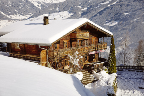 HochLeger Chalet Refugium - Chalet Tirol: Acogedor refugio de madera cubierto de nieve, perfecto para acampar con estilo.