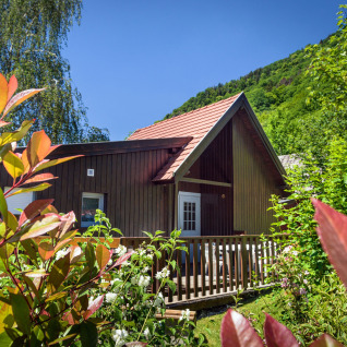 Hébergement glamping à l'Auberge et Chalets de la Wormsa, entouré de verdure, dans les Vosges, été.