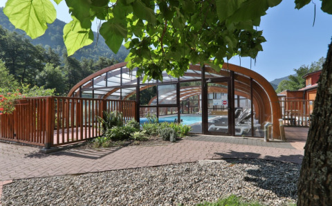 Piscina coperta e area relax presso Auberge et Chalets de la Wormsa Glamping Vogezen immersi nella natura.