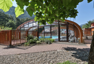 Überdachtes Schwimmbad und Erholungsbereich bei Auberge et Chalets de la Wormsa Glamping Vogezen.