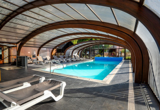 Indendørs swimmingpool med solstole på Auberge et Chalets de la Wormsa - Glamping Vogezen, behagelige omgivelser.