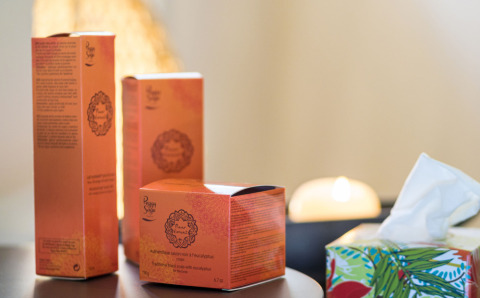 Productos de belleza y caja de pañuelos en una mesa de glamping en Auberge et Chalets de la Wormsa, Vosgos.