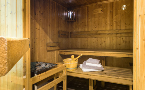 Inviting wooden sauna with benches and towels at Auberge et Chalets de la Wormsa - Glamping Vogezen camping.