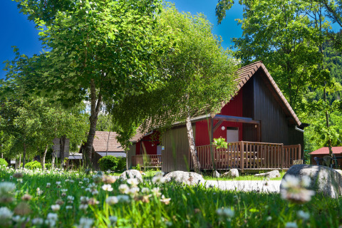Glamping Auberge et Chalets de la Wormsa - Glamping Vogezen, chalet immersi nel verde e nella natura rigogliosa.