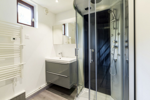 Bagno moderno con box doccia, lavandino e specchio presso Auberge et Chalets de la Wormsa - Glamping Vogezen.
