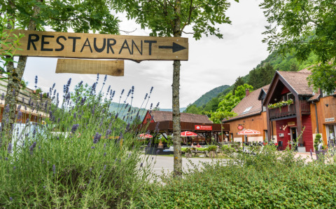 Vue extérieure de l'Auberge et Chalets de la Wormsa - Glamping Vogezen avec restaurant et verdure autour.
