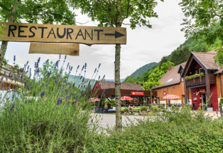 Vista esterna di Auberge et Chalets de la Wormsa - Glamping Vogezen con ristorante e vegetazione intorno.