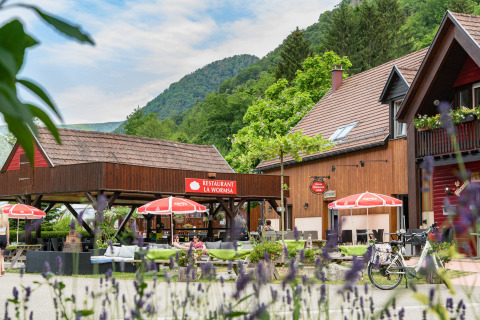 Zona al aire libre de Auberge et Chalets de la Wormsa - Glamping Vogezen con restaurante y entorno natural.