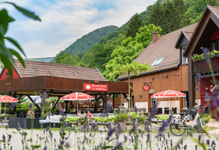 Vista esterna di Auberge et Chalets de la Wormsa - Glamping Vogezen con ristorante e paesaggio montano.