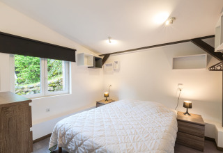 Chambre lumineuse et confortable à Auberge et Chalets de la Wormsa Glamping Vogezen avec vue sur la verdure.