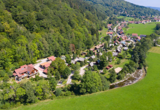 Vista aérea de Auberge et Chalets de la Wormsa - Glamping Vogezen, un alojamiento rodeado de naturaleza y bosque.