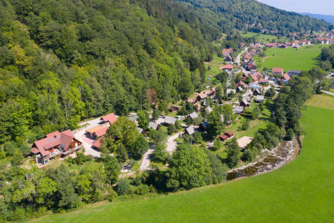 Luchtfoto van Auberge et Chalets de la Wormsa - Glamping Vogezen, accommodatie in een groene, bosrijke vallei.