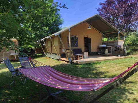 Glamping Unterkunft Domaine la Chabanne - Safaritenten Auvergne-Rhône-Alpes mit Zelt, Hängematte und Terrasse.