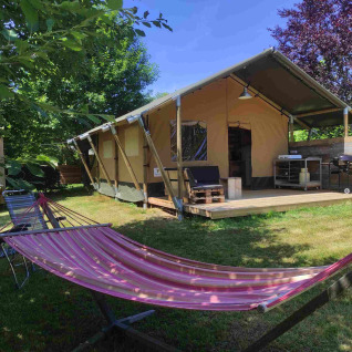Glamping accommodatie Domaine la Chabanne - Safaritenten Auvergne-Rhône-Alpes met safaritent en hangmat.