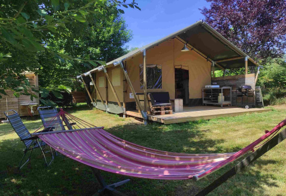 Hébergement glamping Domaine la Chabanne - Safaritenten Auvergne-Rhône-Alpes avec tente safari et hamac.