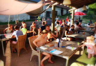 Buitengezellige sfeer bij Domaine la Chabanne glamping, families genieten samen van zon, eten en drinken.