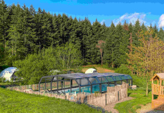 Glamping bij Domaine la Chabanne met safaritenten, overdekt zwembad, speeltuin en bos in Auvergne-Rhône-Alpes.