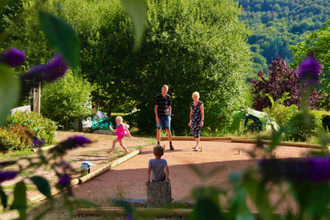 Familia disfruta de actividades al aire libre en Domaine la Chabanne glamping en Auvergne-Rhône-Alpes entre la naturaleza.