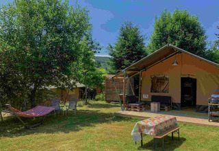 Alojamiento glamping con tienda safari en Domaine la Chabanne, Auvernia-Ródano-Alpes, hamaca y mesa.