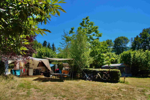 Glamping-Unterkunft Domaine la Chabanne – Safarizelt und Fahrräder in Auvergne-Rhône-Alpes mit Naturblick.