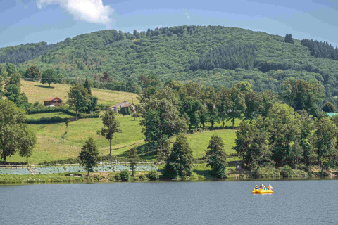 Blick auf Domaine la Chabanne - Safaritenten Auvergne-Rhône-Alpes mit See, Hügeln und Natur.