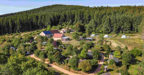 Domaine la Chabanne glampingaccommodatie in Auvergne-Rhône-Alpes tussen het groen, vanuit de lucht gezien.
