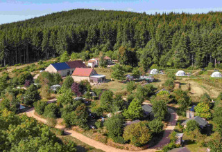 Domaine la Chabanne glampingaccommodatie in Auvergne-Rhône-Alpes tussen het groen, vanuit de lucht gezien.