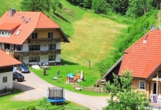 Panoramablick auf Vollmershof - Lodge Schwarzwald, Glamping- und Campingunterkunft im Grünen.