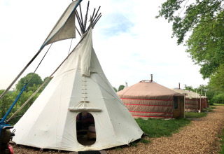 Hébergements glamping avec tipis et yourtes dans la nature à Glamping 't Buitenland, Pays-Bas.