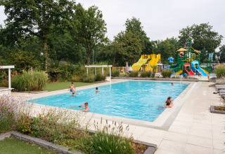 Kindvriendelijk zwembad met glijbanen en speeltoestellen op Camping de Pallegarste in Overijssel, Nederland.