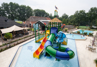 Wasserspielplatz mit Rutschen und Elefantendekor bei Camping de Pallegarste - Safaritenten Overijssel, Niederlande.
