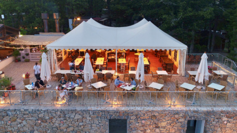 Carpa comedor al aire libre y terraza en Chianti Glamping Resort, perfecta para vacaciones en la Toscana.