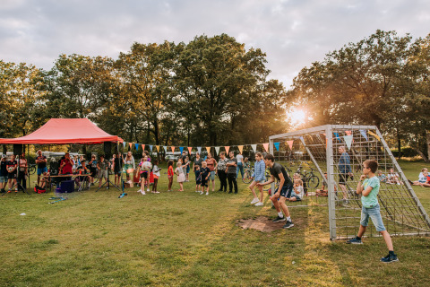 Families and children gather for outdoor activities at Recreatiepark de Achterste Hoef Safaritenten in Brabant.