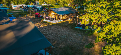 Alojamiento glamping en Recreatiepark de Achterste Hoef con tiendas safari en un entorno verde de Brabant.