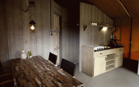 Intérieur d’un hébergement glamping avec coin cuisine et table à manger, Safaritenten Brabant, Recreatiepark de Achterste Hoef.