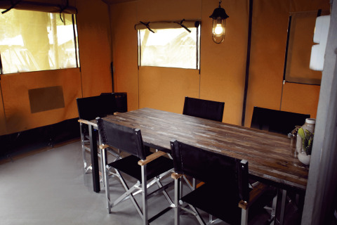 Eethoek in een safaritent van Recreatiepark de Achterste Hoef, luxe glamping in het Brabantse landschap.