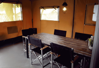 Coin repas dans une tente safari au Recreatiepark de Achterste Hoef, glamping de charme en Brabant.