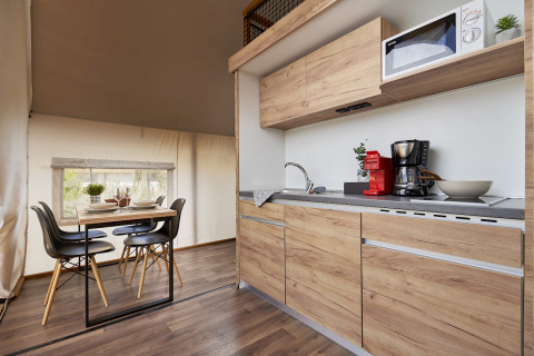 Cuisine moderne et espace repas du Glamping Village Kötschach - Safaritenten Karinthië.
