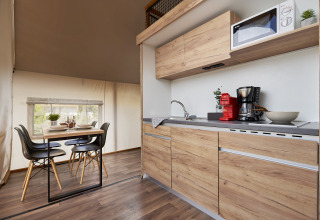 Cuisine moderne et espace repas du Glamping Village Kötschach - Safaritenten Karinthië.