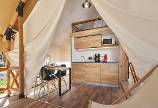 Hébergement glamping moderne au style bois, cuisine et salle à manger, à Glamping Village Kötschach.
