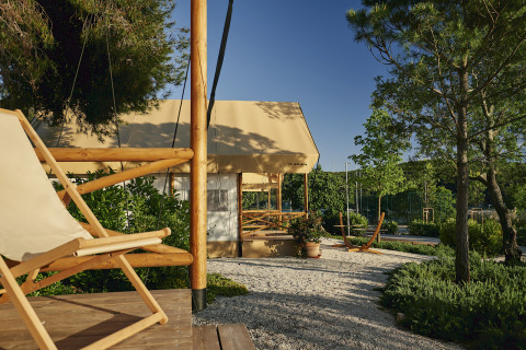 Glamping Village Kötschach - Safaritenten Karinthië, komfortable safari telte omgivet af grønt og afslappende udendørsområder.