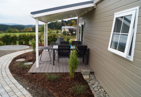 Overdekte veranda met tuinset aan een chalet op Camping en Vakantiepark Brilon in Noordrijn-Westfalen.