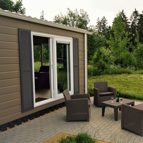 Terraza exterior de un chalet glamping en Camping en Vakantiepark Brilon, rodeado de naturaleza en Renania del Norte.