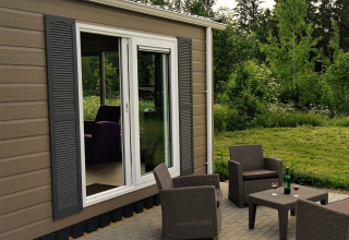 Terraza exterior de un chalet glamping en Camping en Vakantiepark Brilon, rodeado de naturaleza en Renania del Norte.