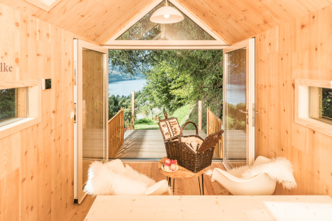 Helle Holzhütte mit Panoramablick auf See und Wald, Biwak onder de Sterren, Glamping in Österreich.
