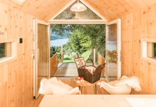 Helle Holzhütte mit Panoramablick auf See und Wald, Biwak onder de Sterren, Glamping in Österreich.