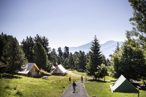 Alojamiento glamping en Huttopia Font-Romeu, Languedoc-Roussillon, rodeado de montañas y naturaleza.